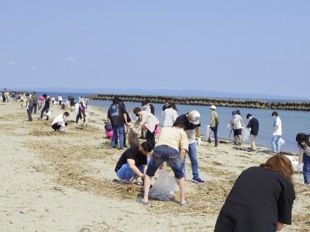 毎年、海開きの前に海岸清掃を行っています