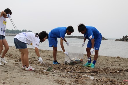 毎年、練習場周辺の八重津浜海岸清掃に全選手参加しています。