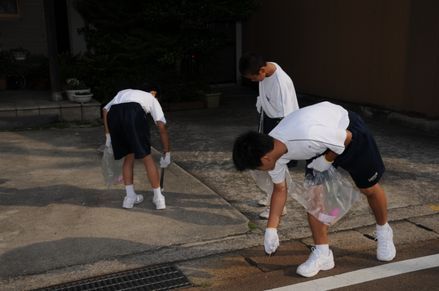 【校区にある櫟原神社の祭礼後の清掃①】登校前に集合し、ゴミを拾っています。