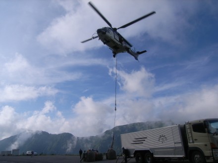 車輛が入れない山岳地域の現場はヘリコプターを使って廃棄物を運搬します。