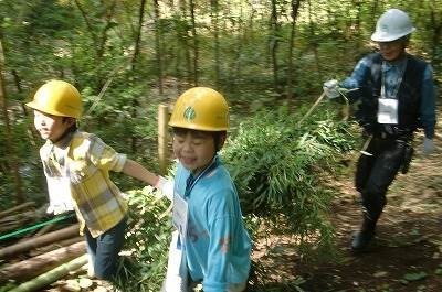 子どもたちも一緒に、年に数回実施の竹林整備